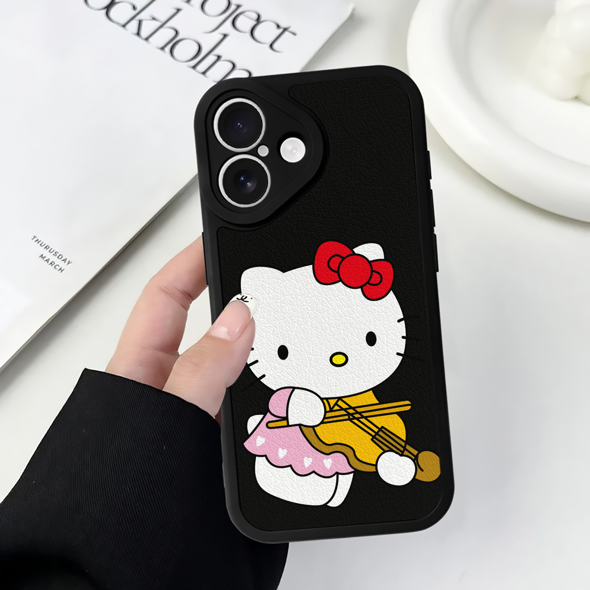 （画像用） Hello Kitty ハローキティ 【iPhone 16シリーズ対応】シリコンスマホケース（レザー調） 材質：シリコン